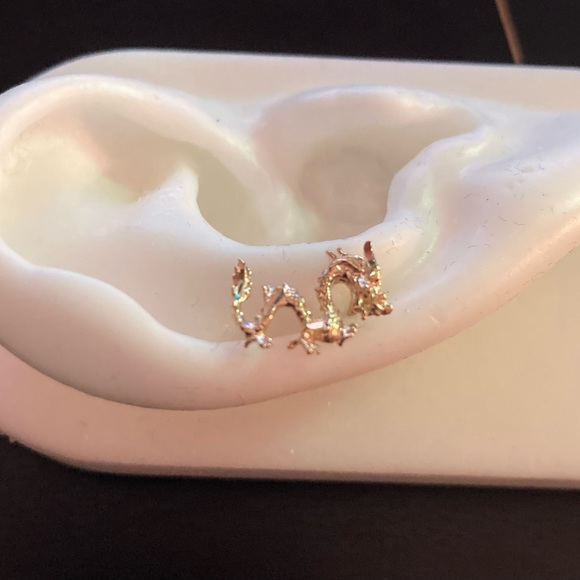 🐲🎇14K Solid Gold Dragon Ear Piece! 🔥🎉 - Picture 10 of 11